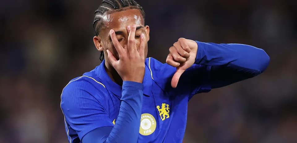 Jugador de Chelsea mostrando un gesto de desaprobación