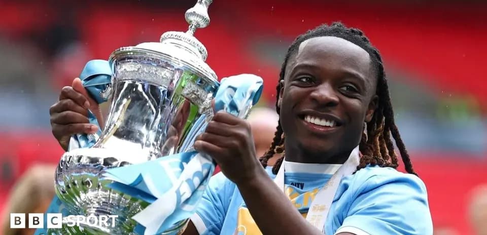 Jugador levantando trofeo en celebración