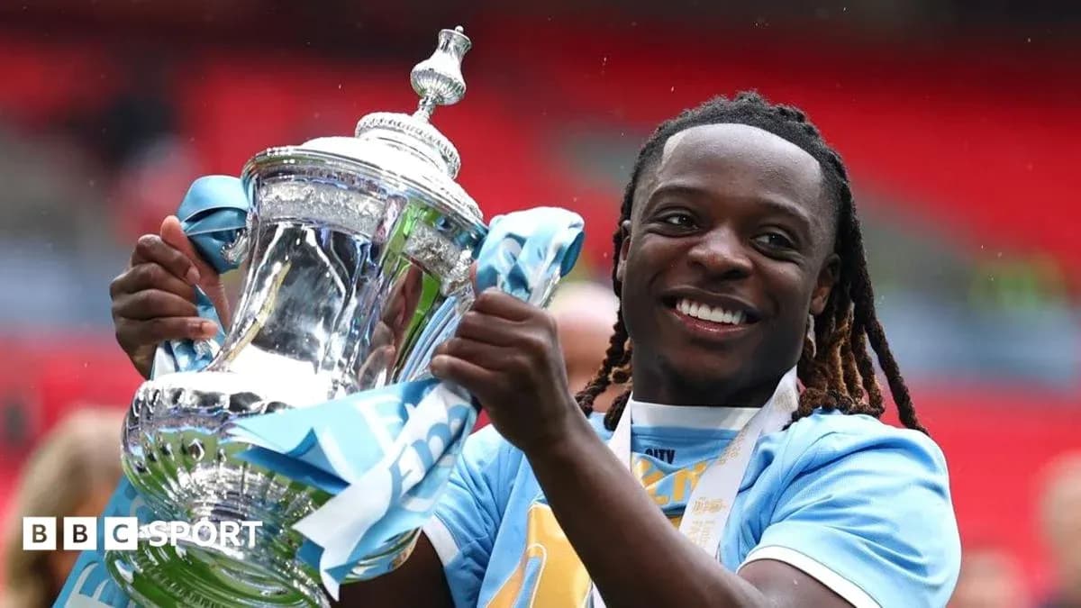 Jugador levantando trofeo en celebración