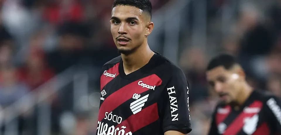 Jugador de fútbol con camiseta del Athletico Paranaense