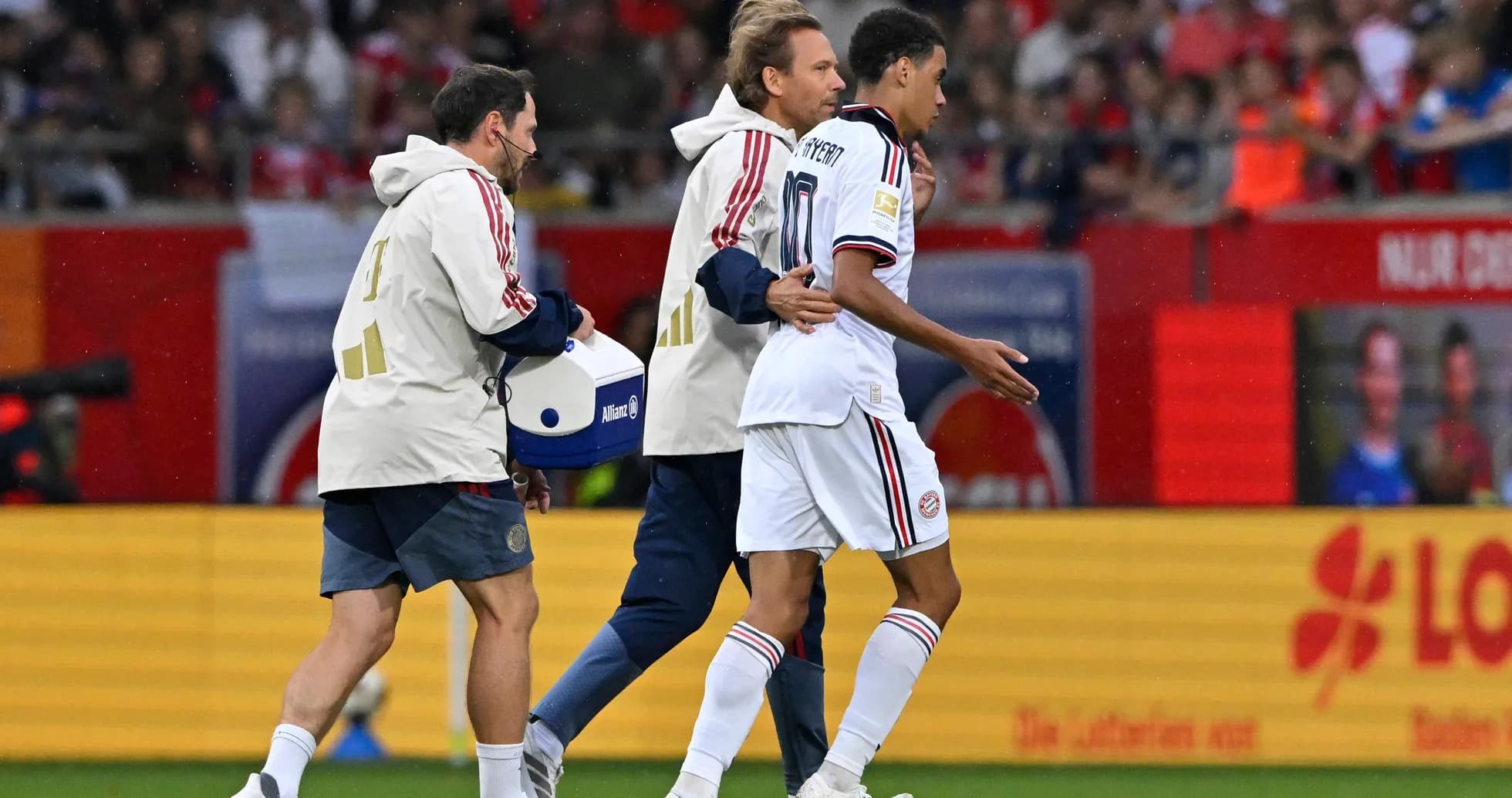 Jugador siendo atendido por el personal médico en el campo