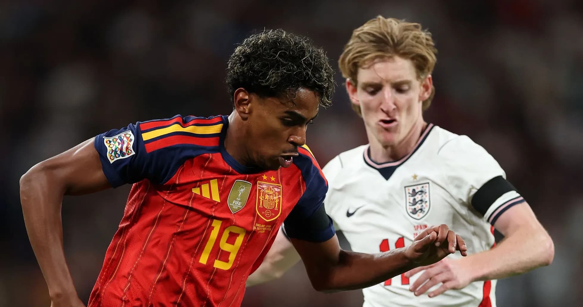 Jugadores de España e Inglaterra compitiendo por el balón