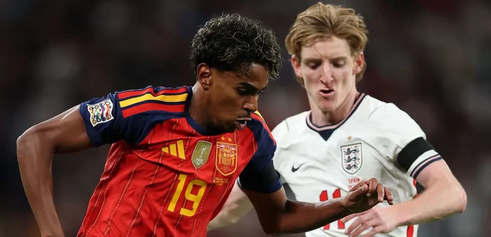 Jugadores de España e Inglaterra compitiendo por el balón