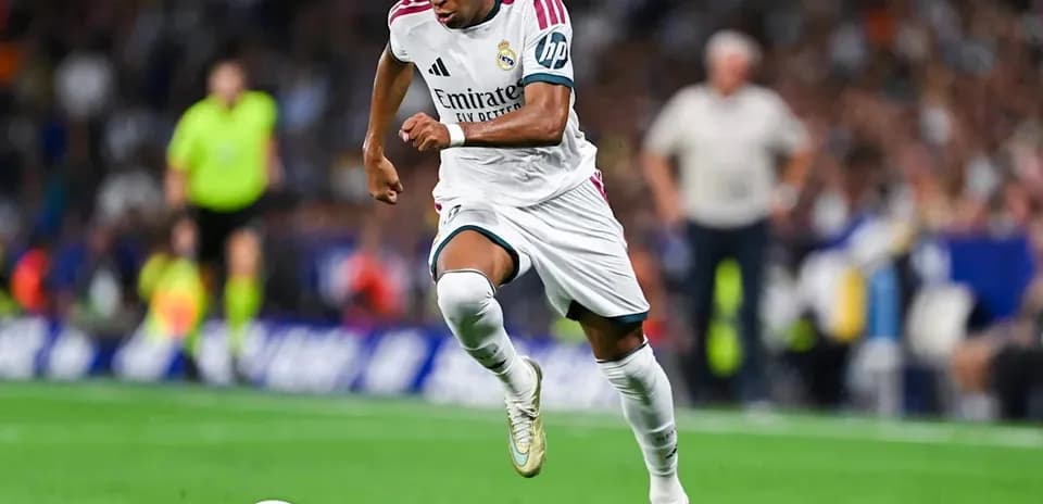 Jugador de Real Madrid corriendo tras el balón