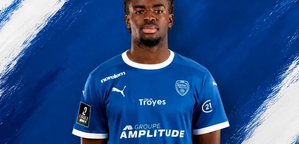 Jugador con camiseta azul de ESTAC Troyes