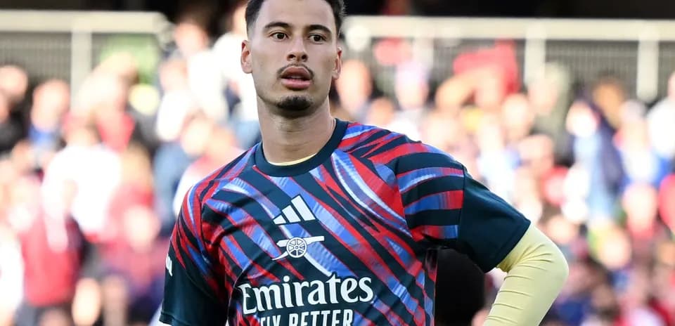 Portero de Arsenal en el campo durante el partido