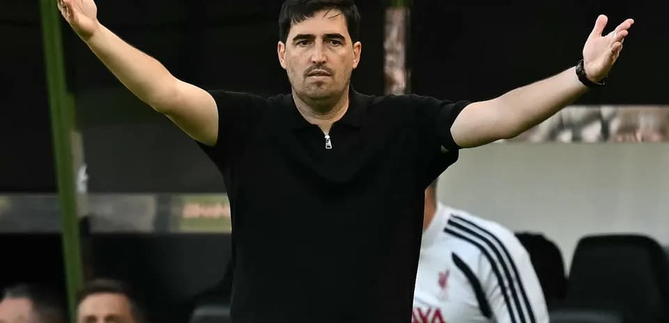 Entrenador gesticulando durante el partido en el banquillo