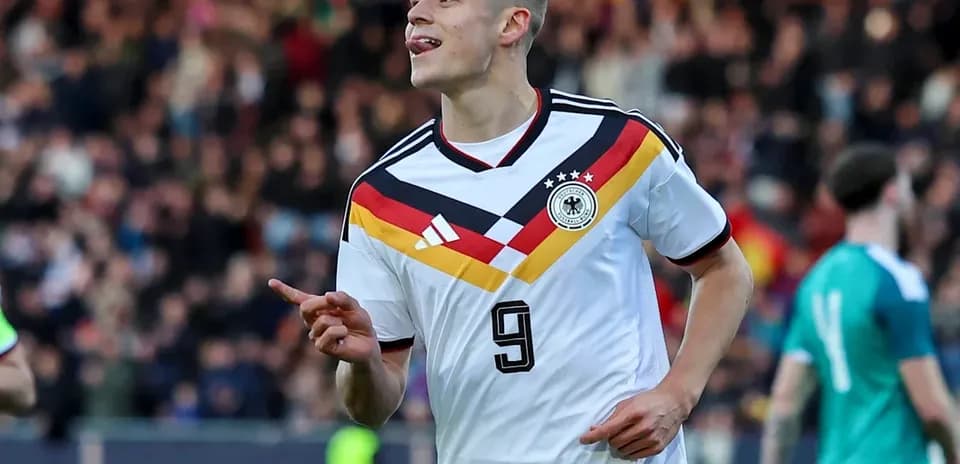 Jugador de Alemania celebra un gol en el partido