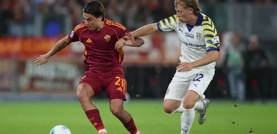 Jugador de AS Roma contra jugador de Parma