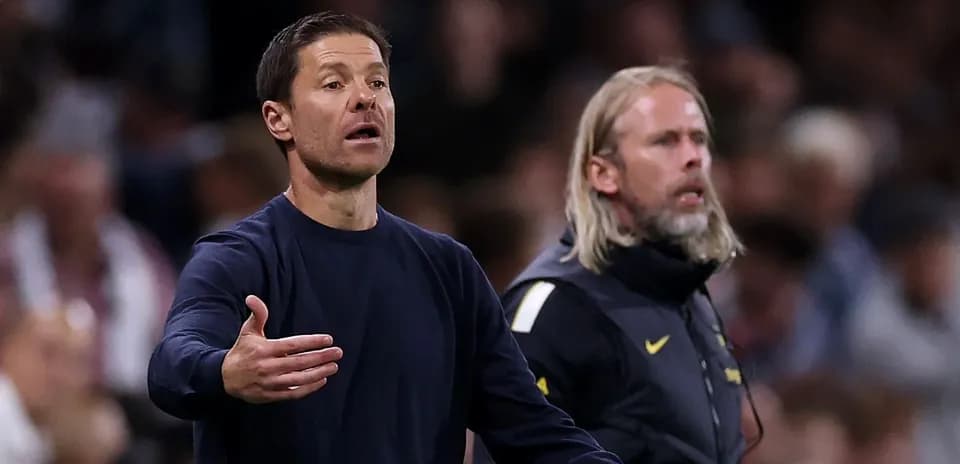 Entrenador gesticulando durante el partido en el banquillo
