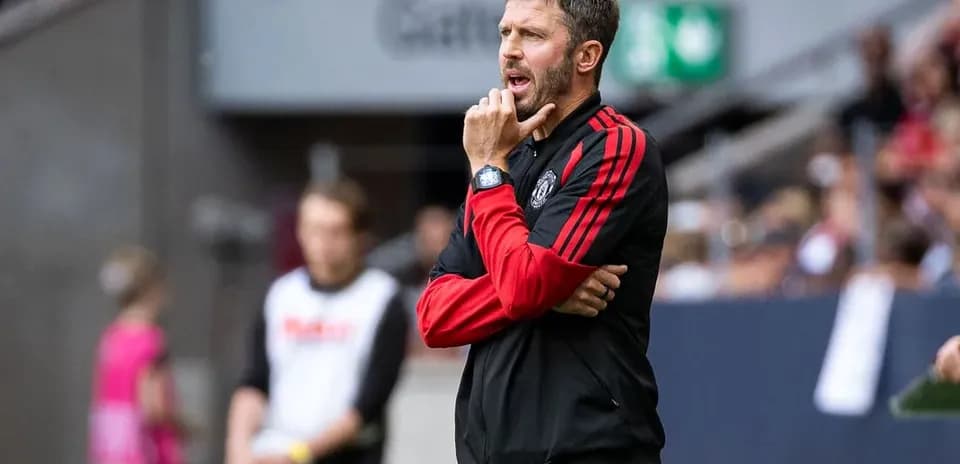 Entrenador observando el partido desde la línea de banda