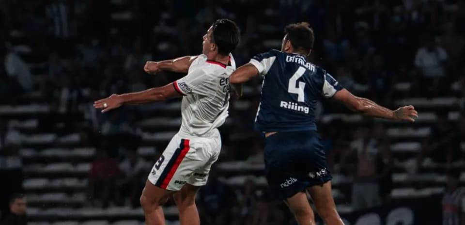 Jugadores de San Lorenzo y Talleres en acción