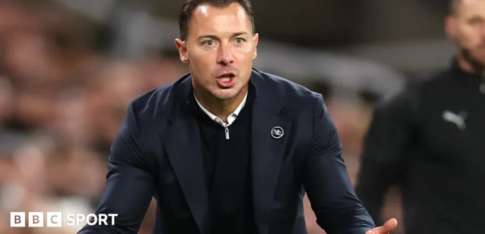 Entrenador dirigiendo a su equipo durante un partido
