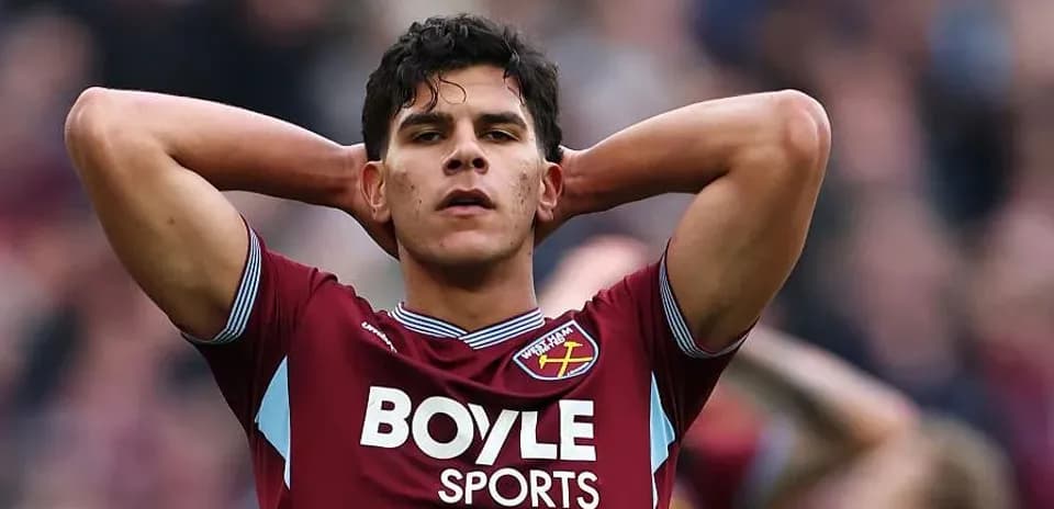 Jugador de West Ham con manos en la cabeza