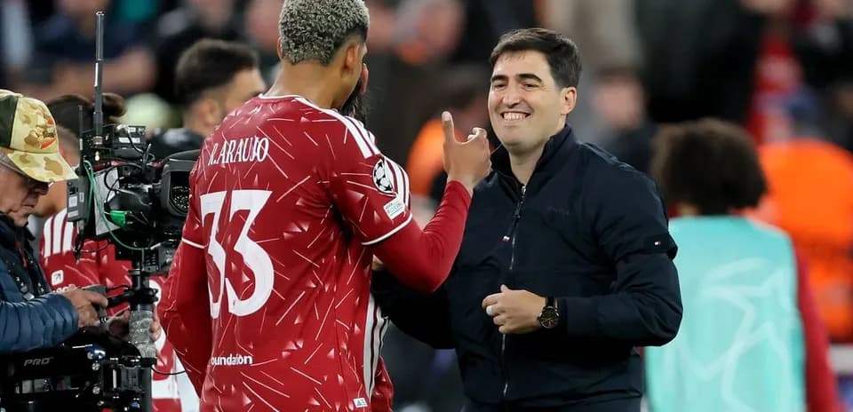 Jugador hablando con el entrenador en el campo