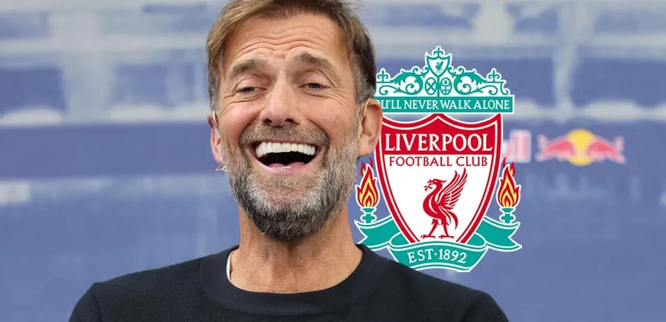 Entrenador sonriente de Liverpool en conferencia de prensa