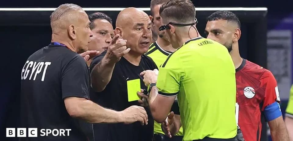 Entrenador de Egipto discutiendo con árbitro durante partido