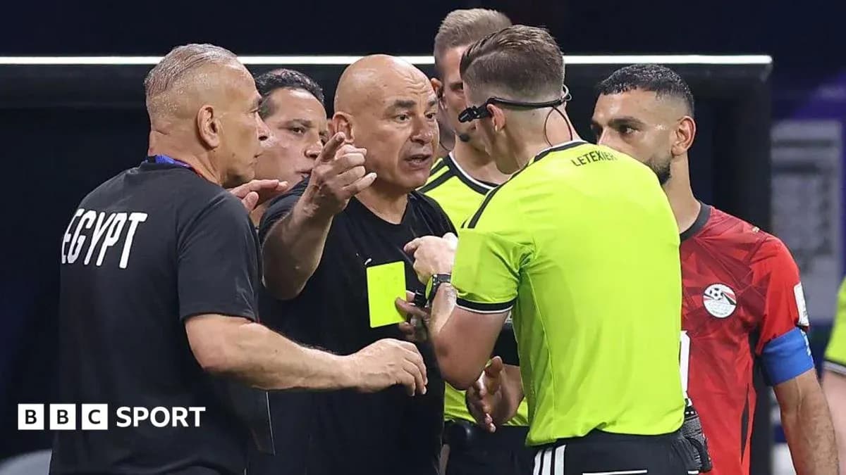 Entrenador de Egipto discutiendo con árbitro durante partido
