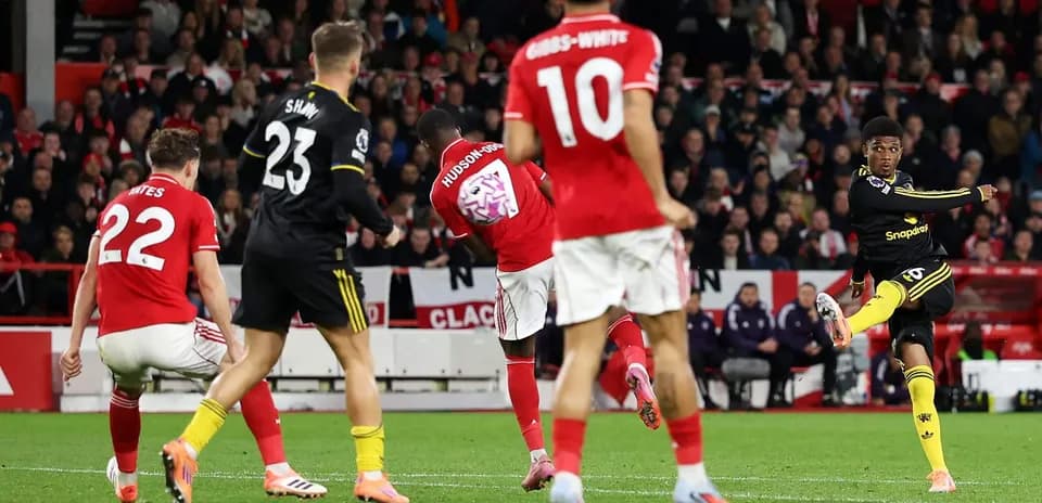Un jugador de Nottingham Forest disparando a puerta