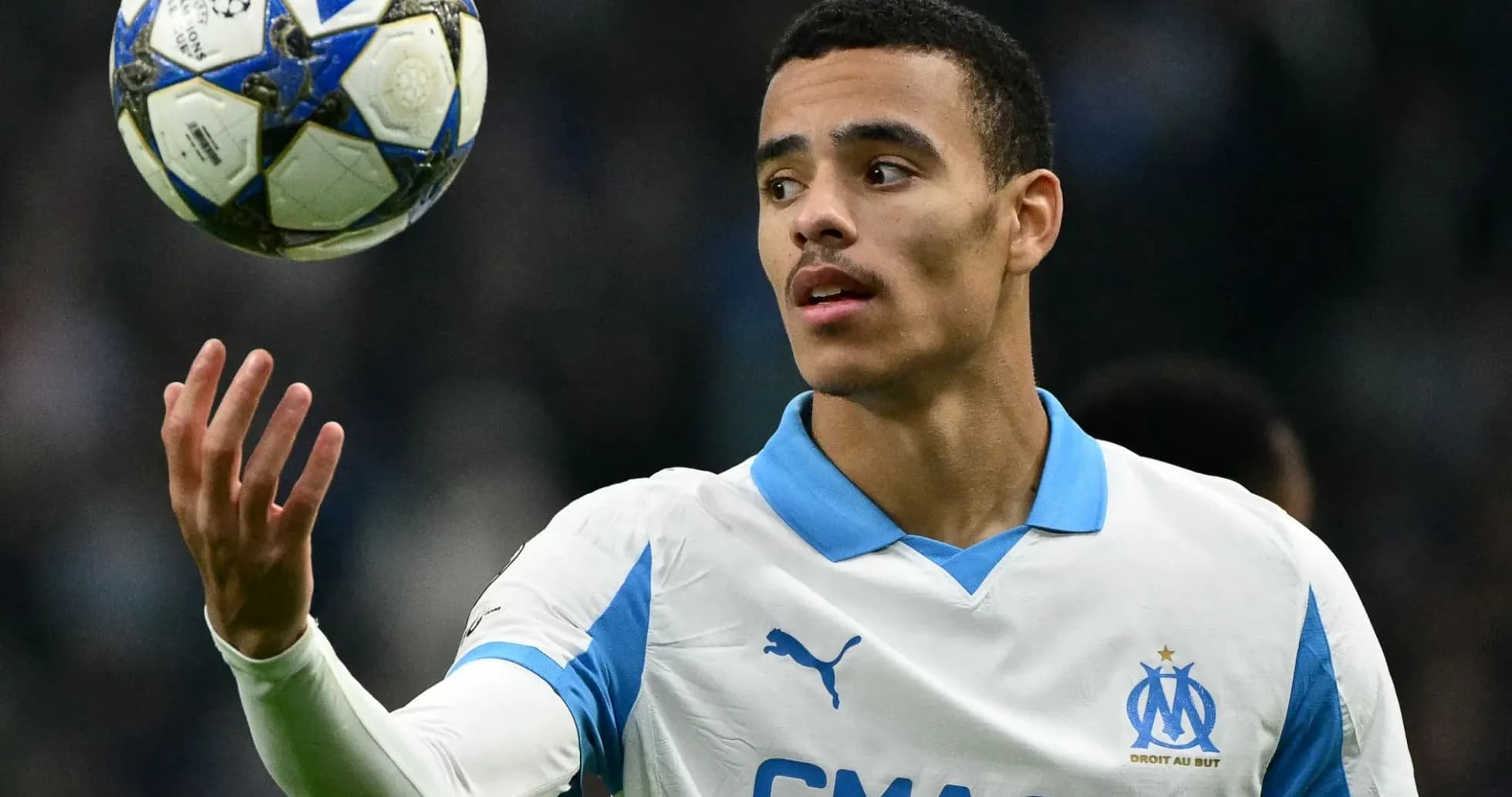 Jugador de Olympique de Marseille controlando un balón