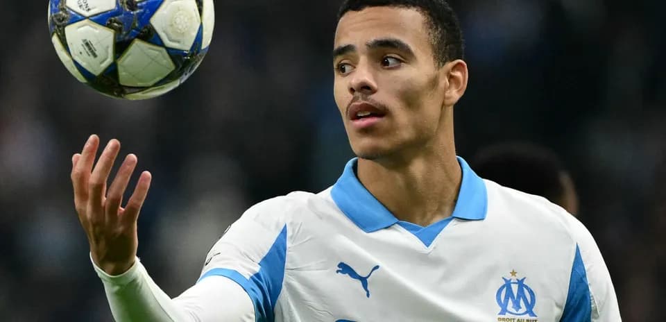 Jugador de Olympique de Marseille controlando un balón
