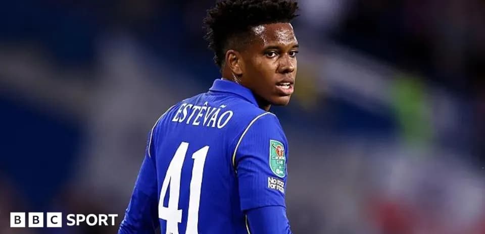 Jugador con camiseta azul número 41 en el campo