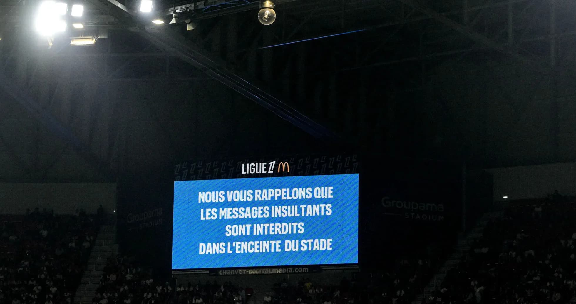 Cartel informativo sobre comportamiento en el estadio