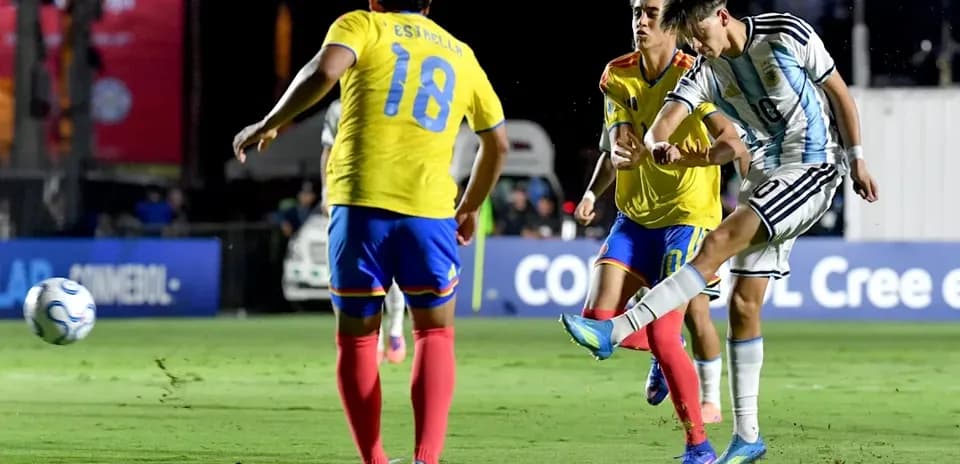 Jugador argentino disparando mientras es defendido por rivales