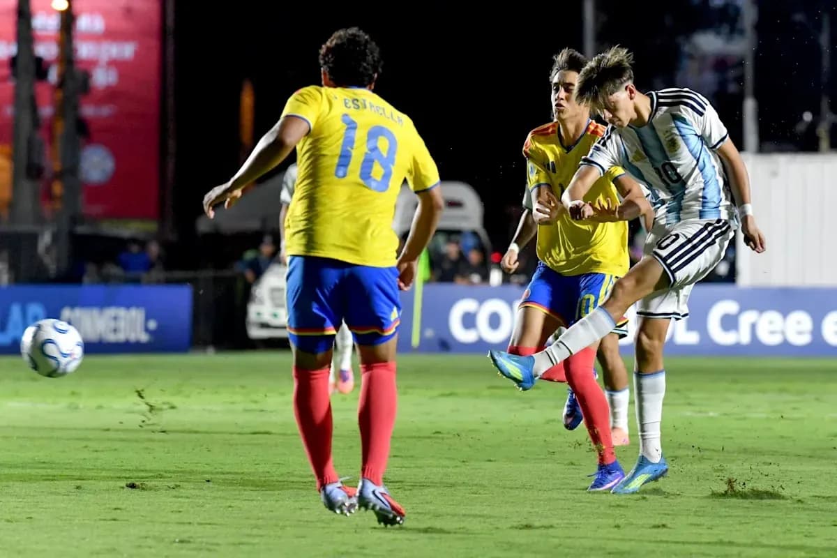 Jugador argentino disparando mientras es defendido por rivales