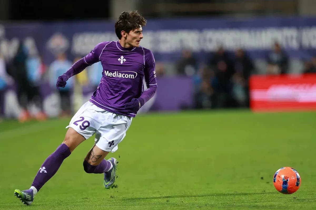 Jugador de Fiorentina corriendo tras el balón en campo