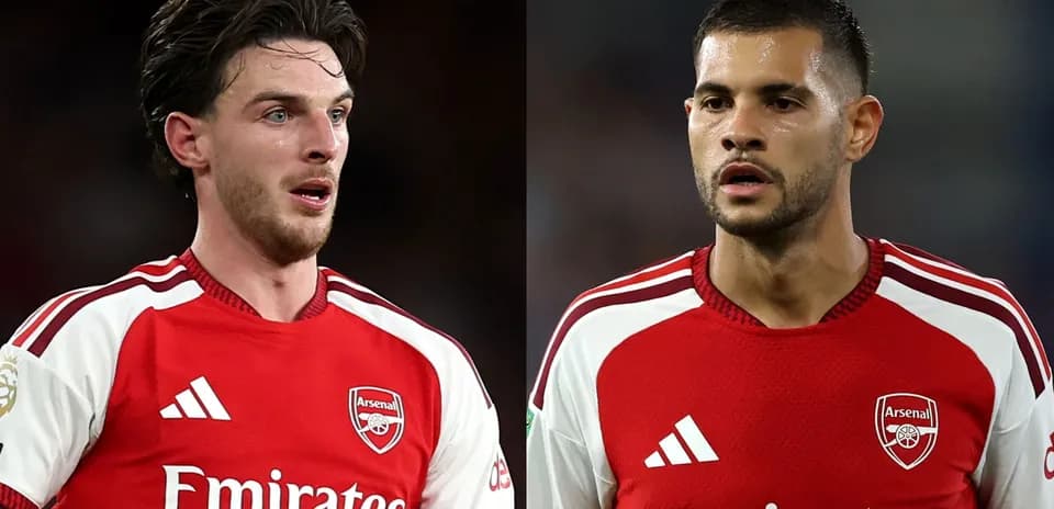 Dos jugadores de Arsenal en uniforme durante partido