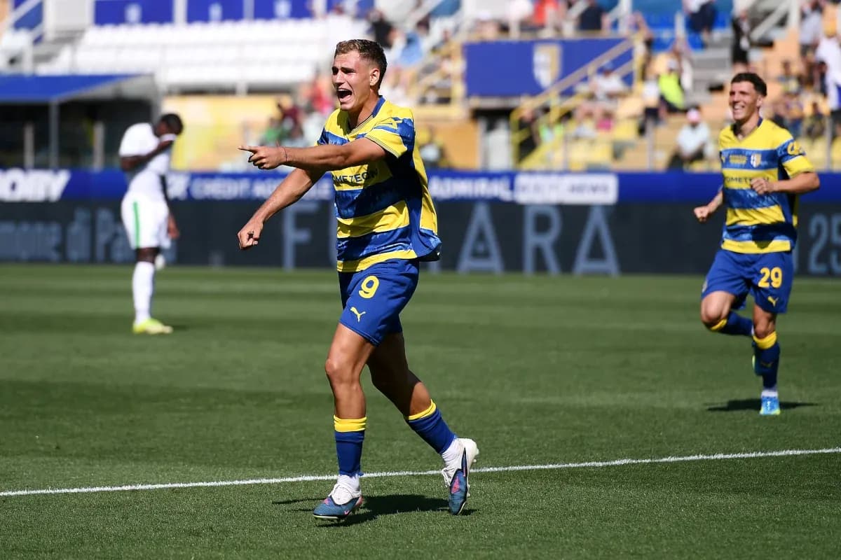 Jugador de Parma celebra un gol en el partido
