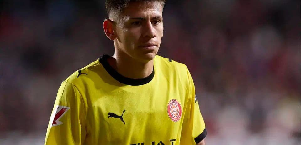 Jugador con camiseta amarilla de Girona CF en campo