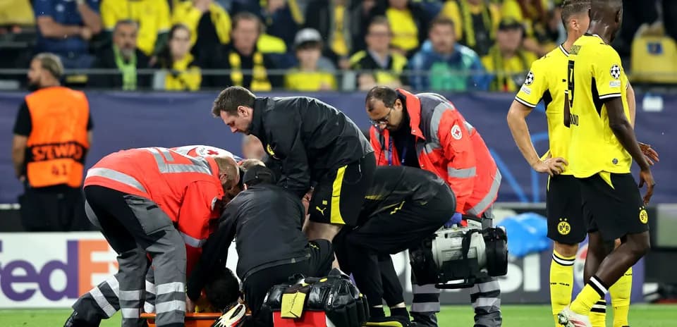 Personal médico atendiendo a jugador en el campo