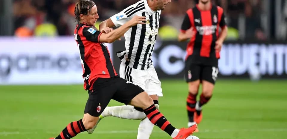 Jugador de AC Milan desafiando a jugador de Juventus