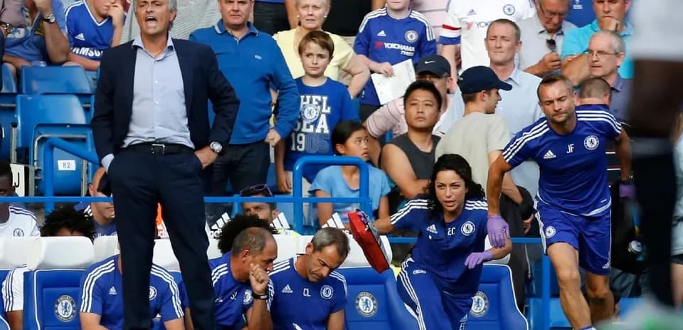 José Mourinho dirigiendo desde la banda durante partido