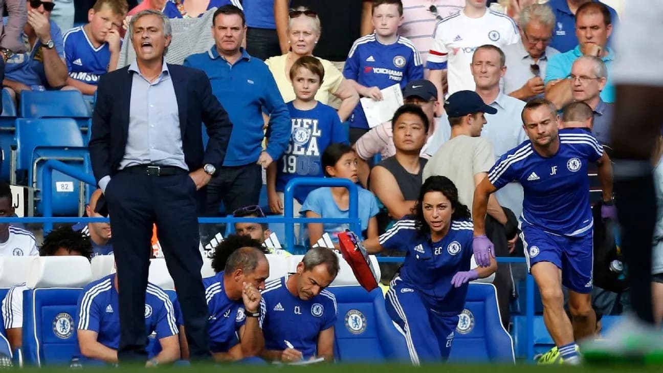 José Mourinho dirigiendo desde la banda durante partido