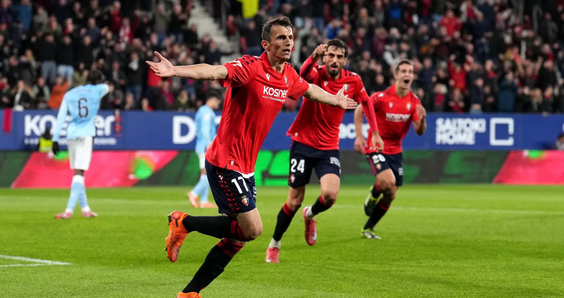 Jugador de Osasuna celebra un gol en el partido