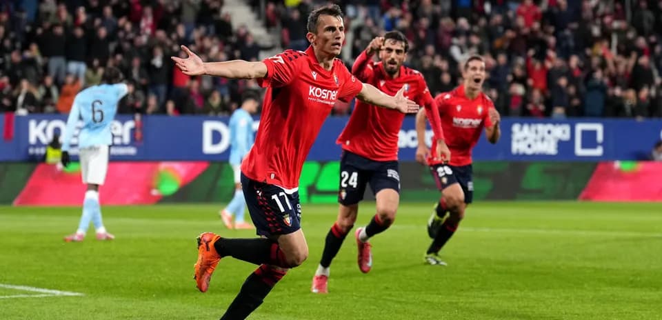 Jugador de Osasuna celebra un gol en el partido