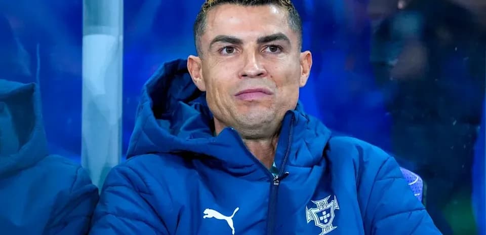 Cristiano Ronaldo sentado en el banquillo de Portugal