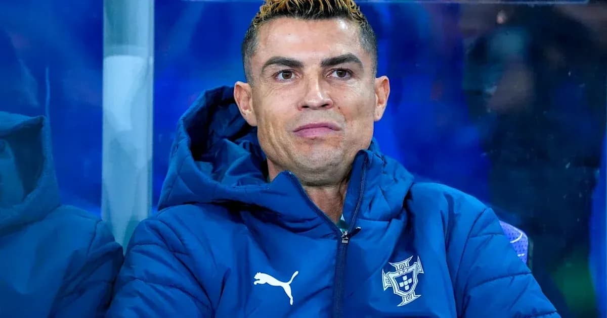 Cristiano Ronaldo sentado en el banquillo de Portugal
