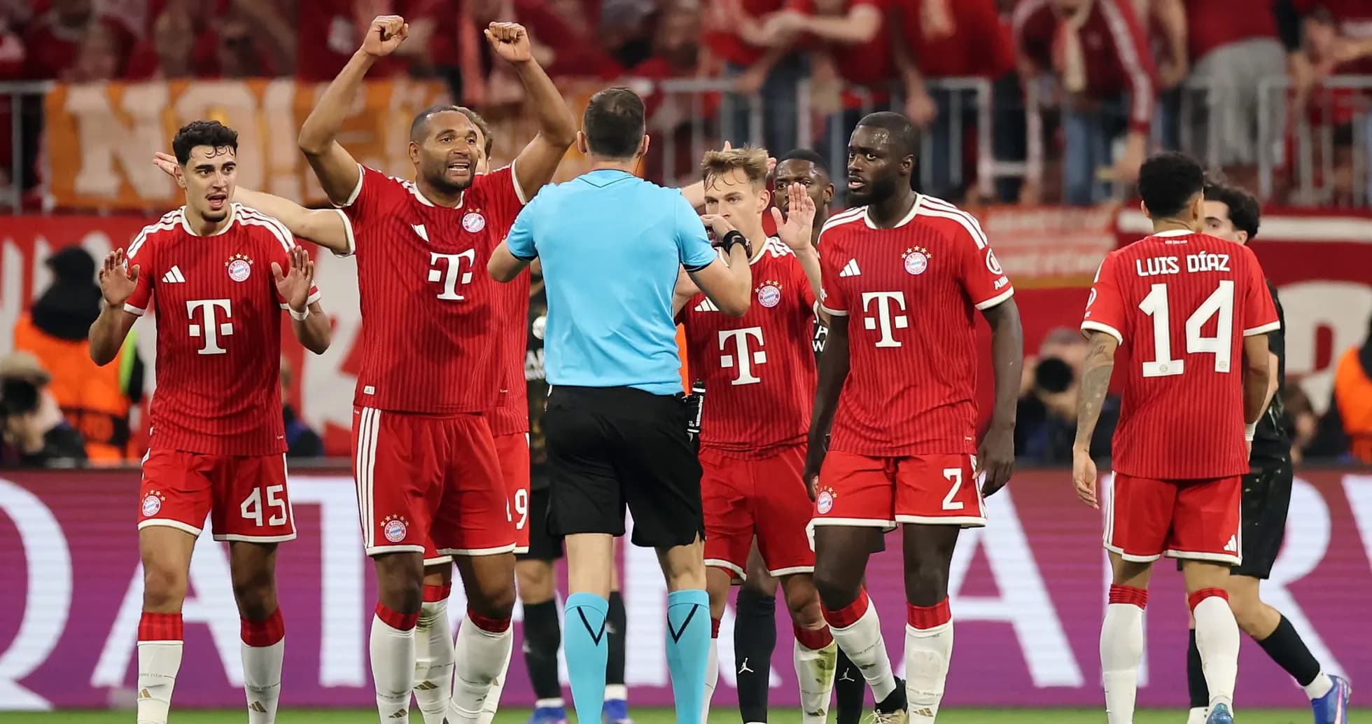 Jugadores del Bayern München discutiendo con el árbitro