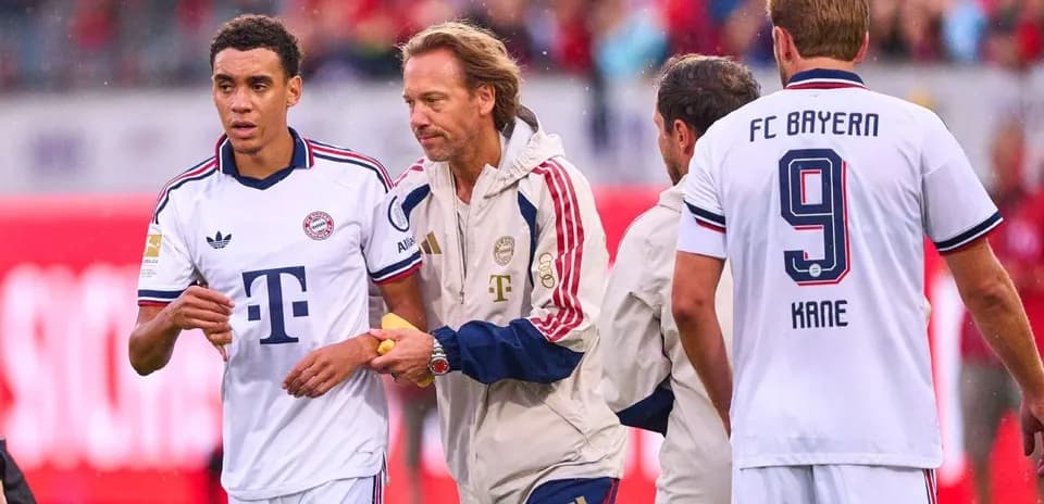 Jugadores de Bayern Munich durante cambio en partido
