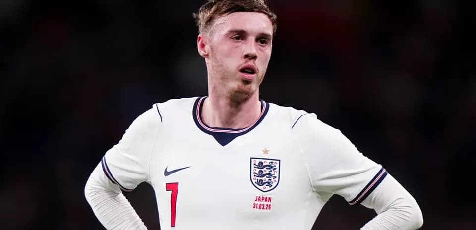Jugador de Inglaterra en partido con camiseta blanca