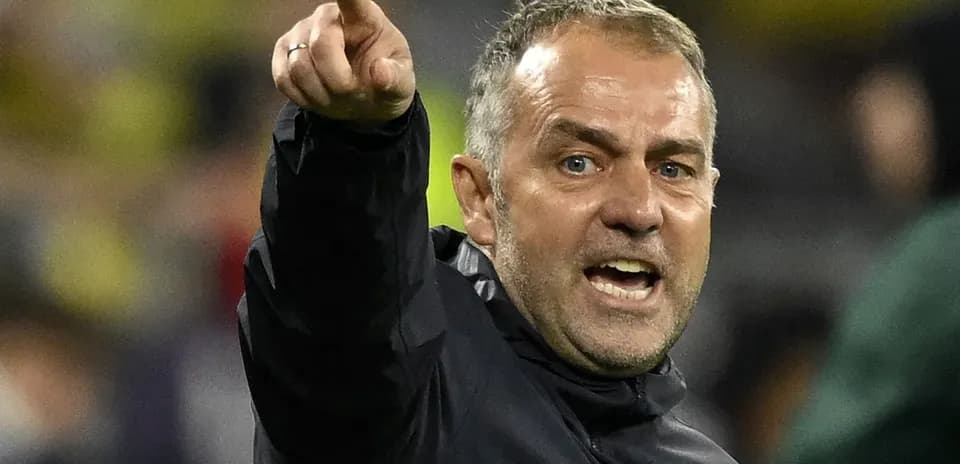 Entrenador señalando durante un partido de fútbol
