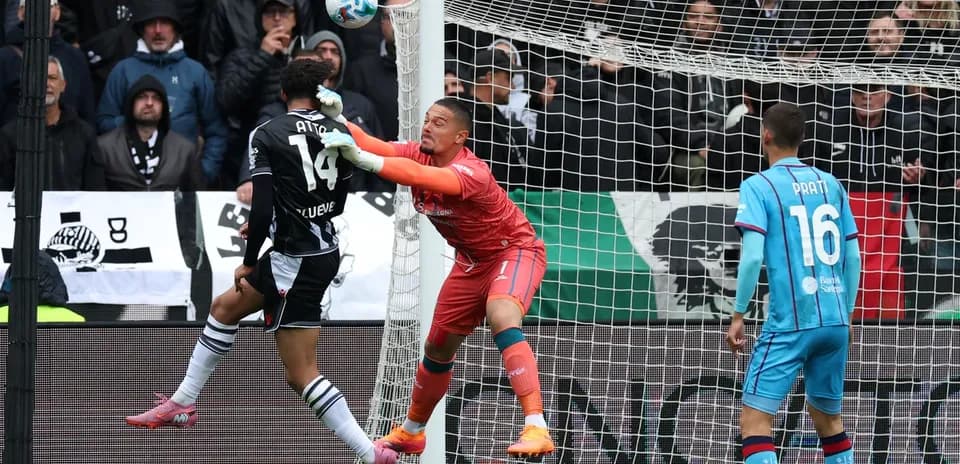 Portero detiene un tiro en el partido