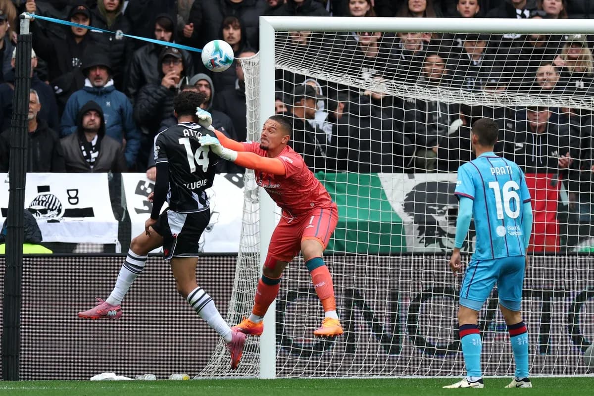 Portero detiene un tiro en el partido