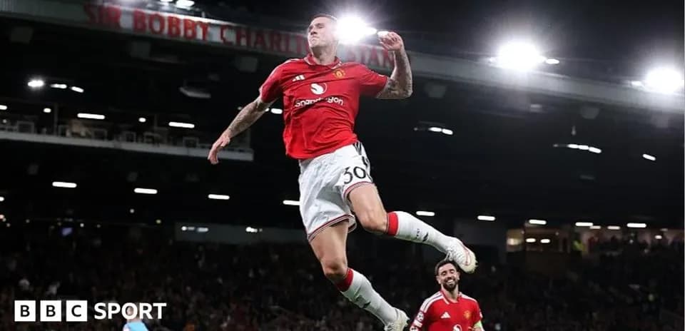 Jugador de Manchester United celebrando un gol en el estadio