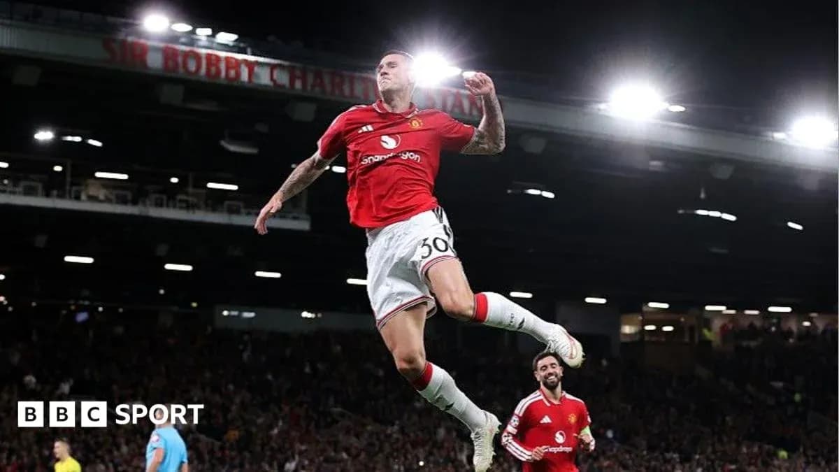 Jugador de Manchester United celebrando un gol en el estadio