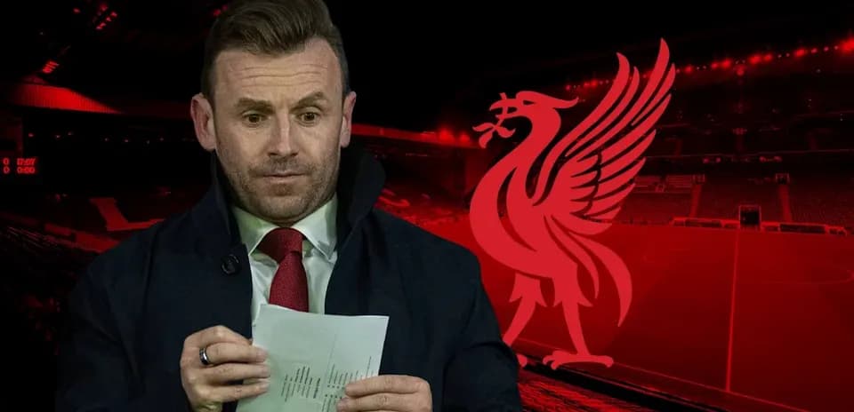 Analista sosteniendo notas en estadio de Liverpool